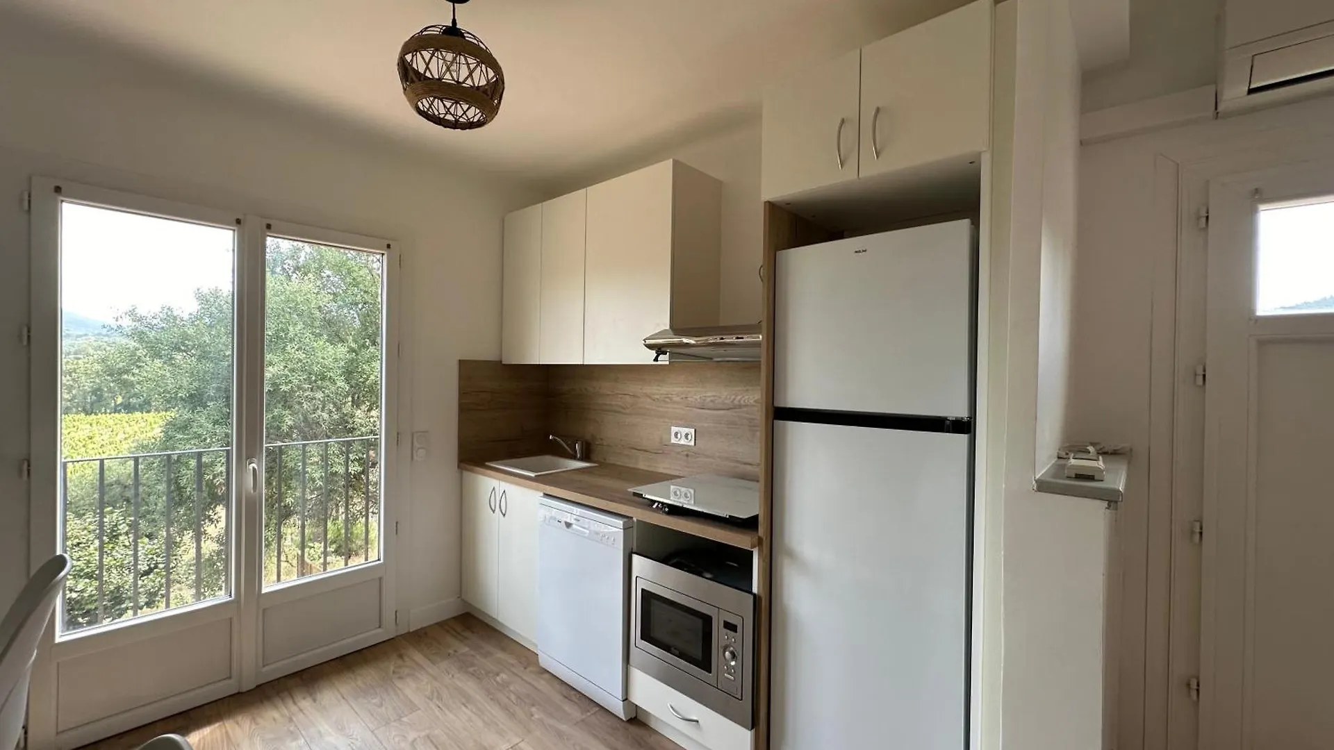 Magnifique Appartement T3 Renove Avec Gout Au Coeur Des Vignes Cogolin France